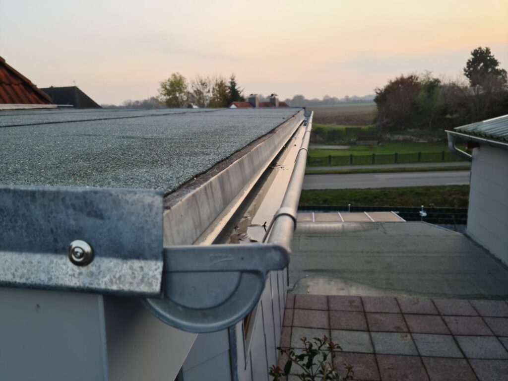 Frisch montierte Metall-Dachrinne mit Fallrohr und sauberer Verblechung — Klempnerei & Blech vom Meisterbetrieb Studtfeld im Kreis Stormarn